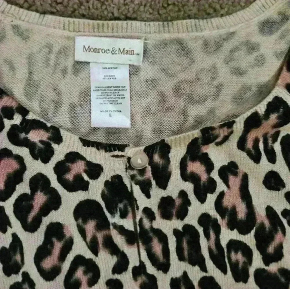 Monroe & Main Pink Leopard print 3/4 sleeve cardigan. Size L - Picture 2 of 9